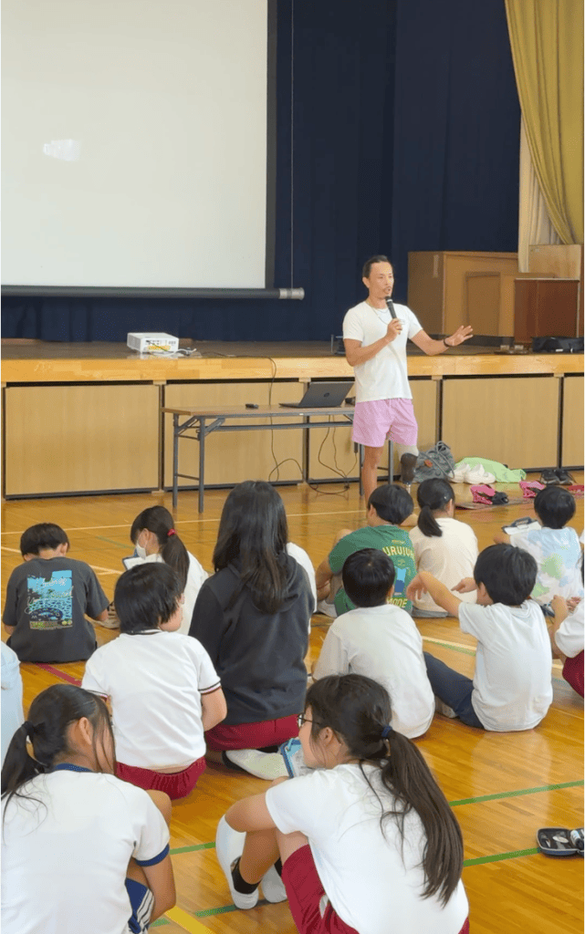 学校で子どもたちに講演する様子