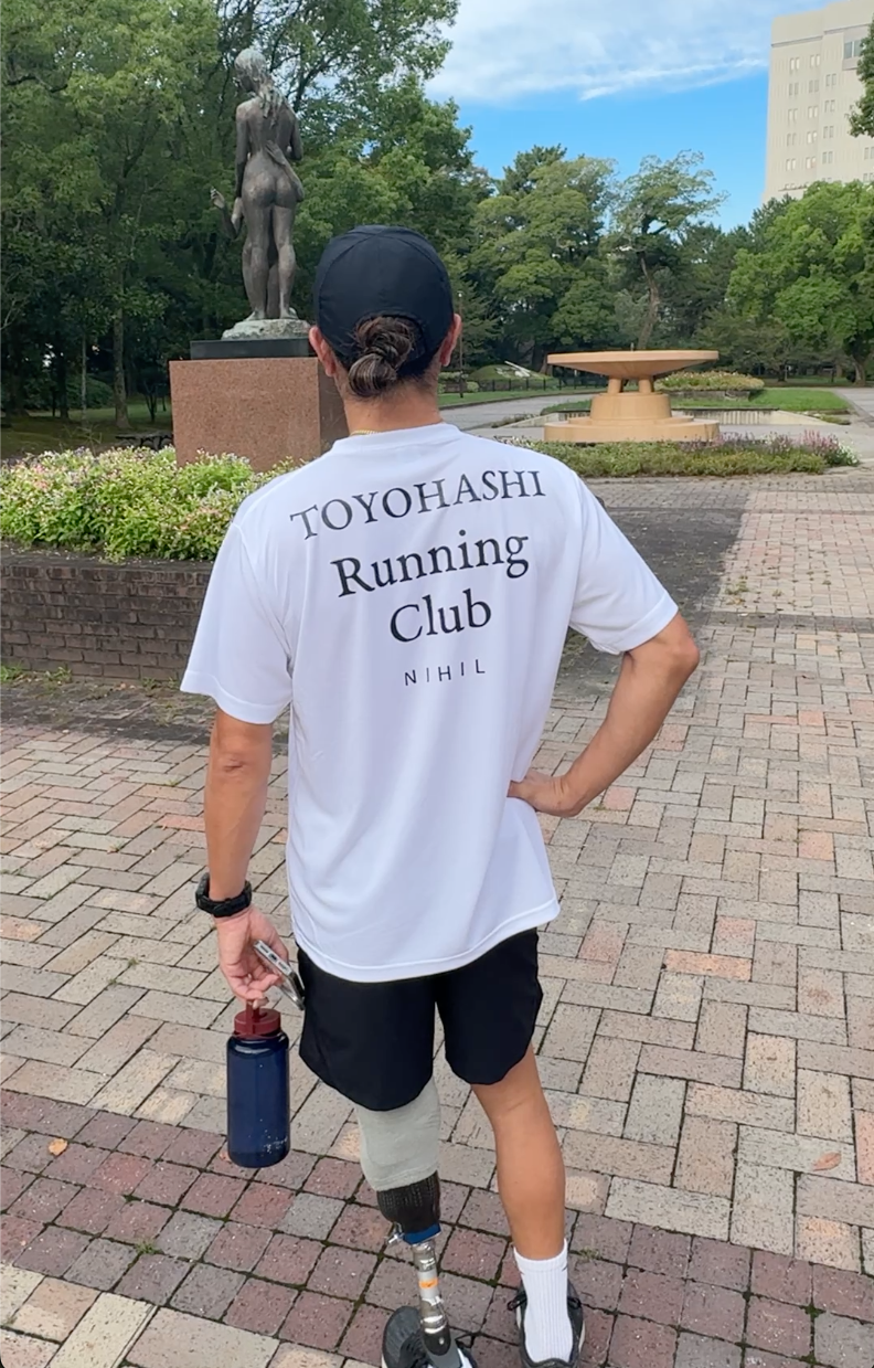 TOYOHASHI Running Clubと書かれたシャツの背面